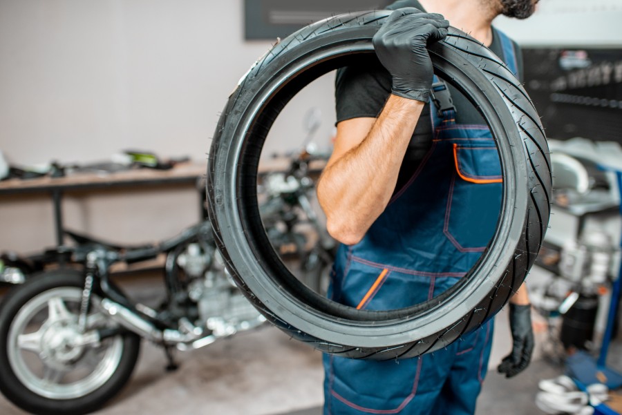 Changer les pneus d'une moto, les étapes à suivre.