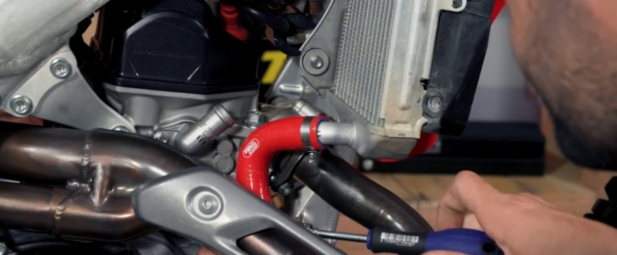 Changer une durite de radiateur d'une moto