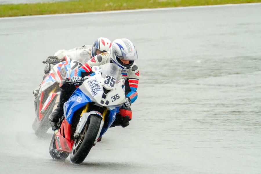 Quels sont les pilotes célèbres ayant participé à la course de moto sur l'île de Man ?